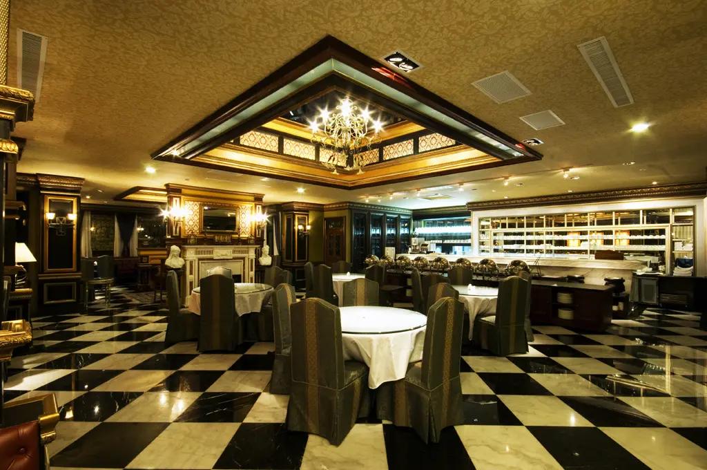 Restaurant Dinner Atmosphere